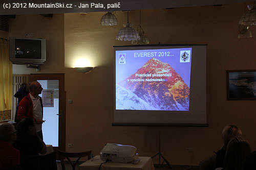 Anton Dobeš seznámil přítomné s akutální situací na Everestu a okolnostmi úmrtí M. Sedláčka na sousedním Lhotse 19. 5. 2012