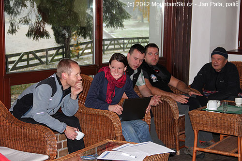 Při přípravě na praktické workshopy probíhaly v kuloárech různé veselé diskuze
