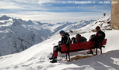 Odpočinek před chatou Breslauer Hütte