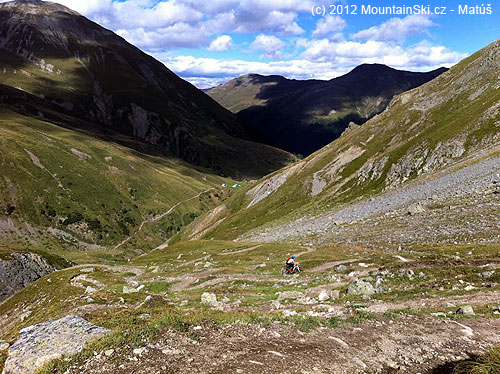 Kruté stúpanie k jazeru Lach dal Mont