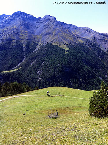 Tu niekde sme stretli dvoch starčekov na bajkoch, boli plní života