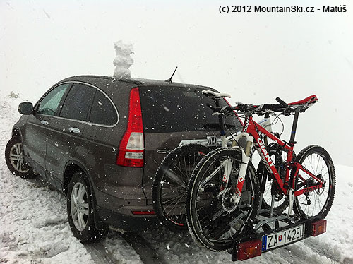 Cestou domov, niekde pod Stelvio Pass, reťaze ostali doma, aj lyže, chyba