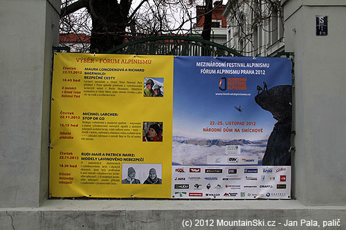Plakát s programem Mezinárodního festivalu alpinismu vedle Národního domu na Smíchově