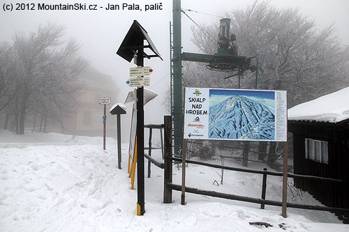A jsme opět nahoře, z mlhy vystupuje chata Bouřňák