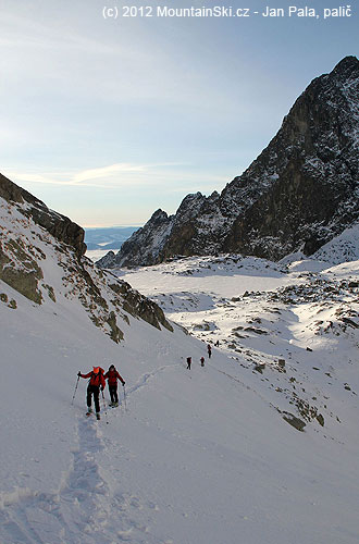 Vždy optimistická skialpinistická sekce šlape na lyžích