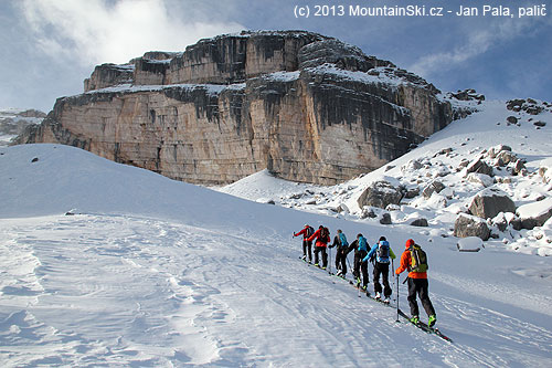 Typická scenérie při skialpinistickém výletu v Dolomitech