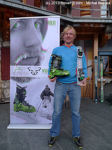 Product manager Dynafitu s vázáním Dynafit BEAST a botami Dynafit Vulcan na zápraží Rifugio Fanes