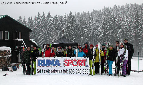 Značně prořídlá skupinka testovačů v pozdním odpoledni ve Ski Parku Gruň