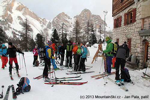 Před devátou hodinou ráno u Rifugio Fanes ve výšce 2060 m – příprava k odchodu na výlet