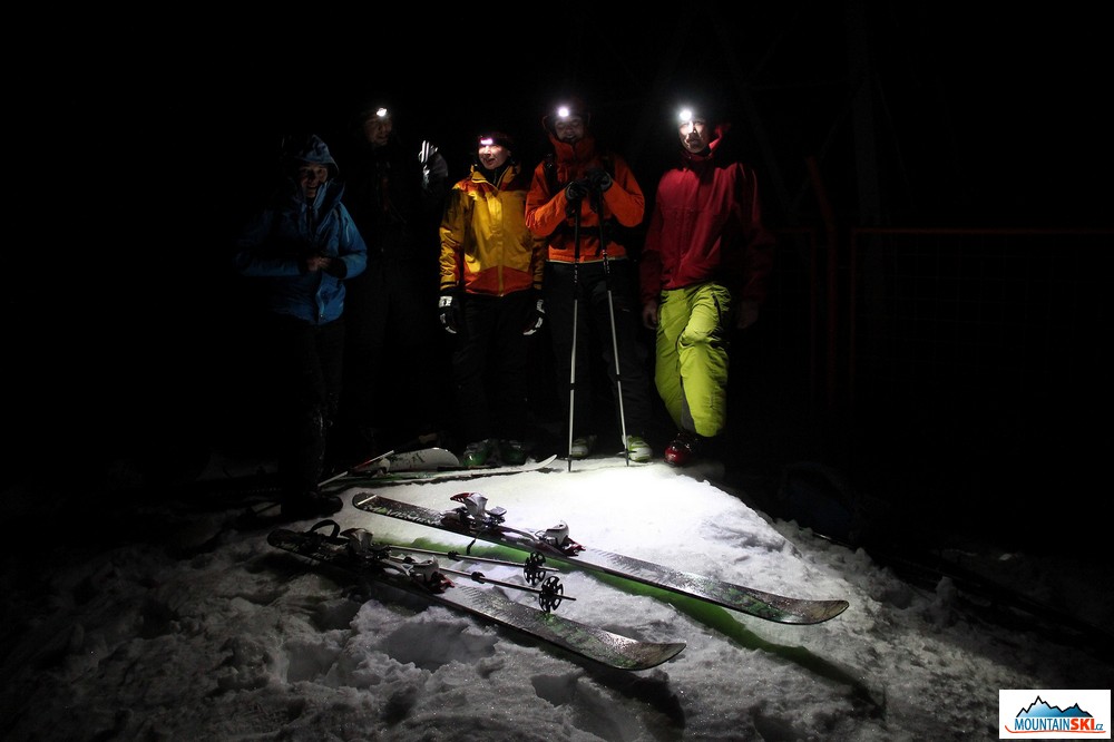 Noční skialpinistický výlet k hřebenu zastavil u vysílače velmi silný vítr