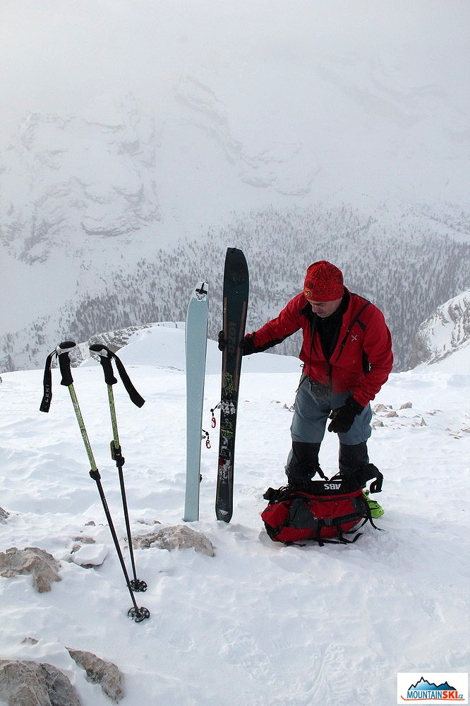 Na vrcholu Col Bechei de Sora – pásy z lyží Dynafit Cho Oyu dolů