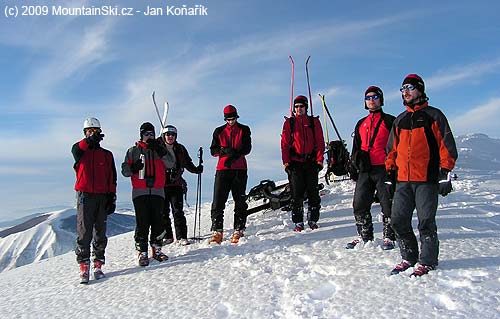 Grupa veselých jedinců na vrcholu Vito (1960 m)