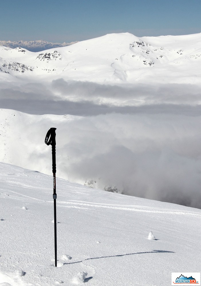 Skialpinistické a trekové hole Fizan Broad Peak na hřebenu poblíž vrcholu Antena