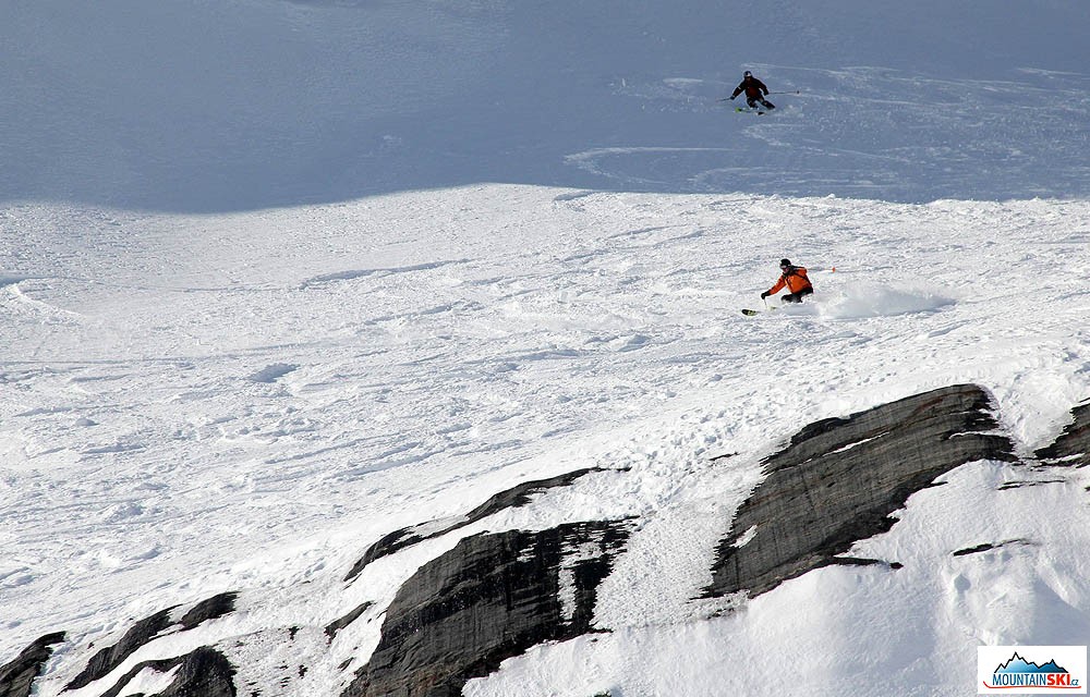 Parádní lyžování nad skalami – heliskiing z CMH Galena lodge