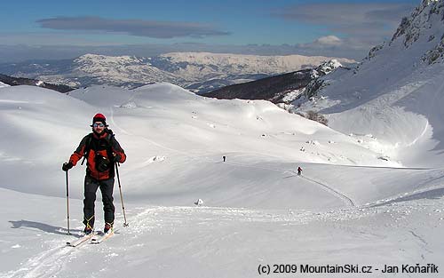 Kalim valí hore kopcom na pásech – Treskavica, na pozadí pohoří Jahorina
