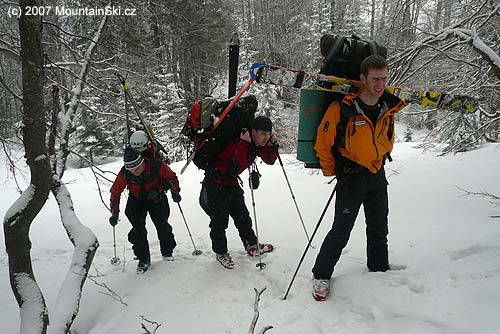 Lyže za krkem cestou v pohoří Durmitor