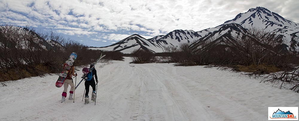 Pěší přesun k Viljučinskému s lyžemi a snowboardem na zádech