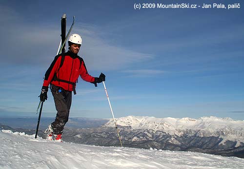 Lyže z boku na malém batohu, pohoří Visočica – Bosna a Hercegovina 2009