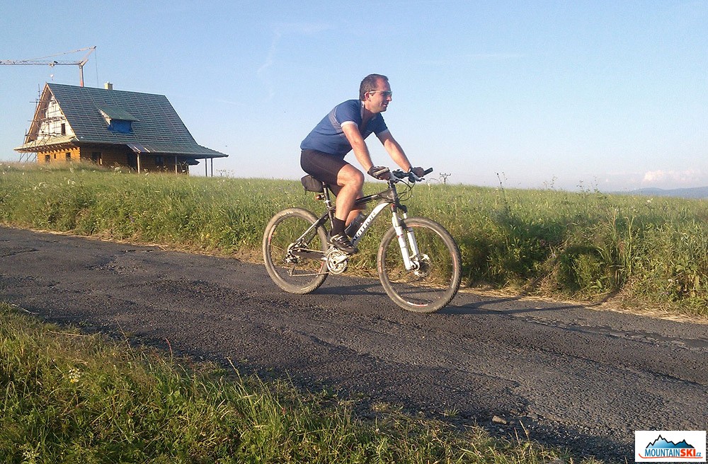 S botkami Specialized Sport MTB a na kole Author Revolt na hřebenu Hostýnských vrchů