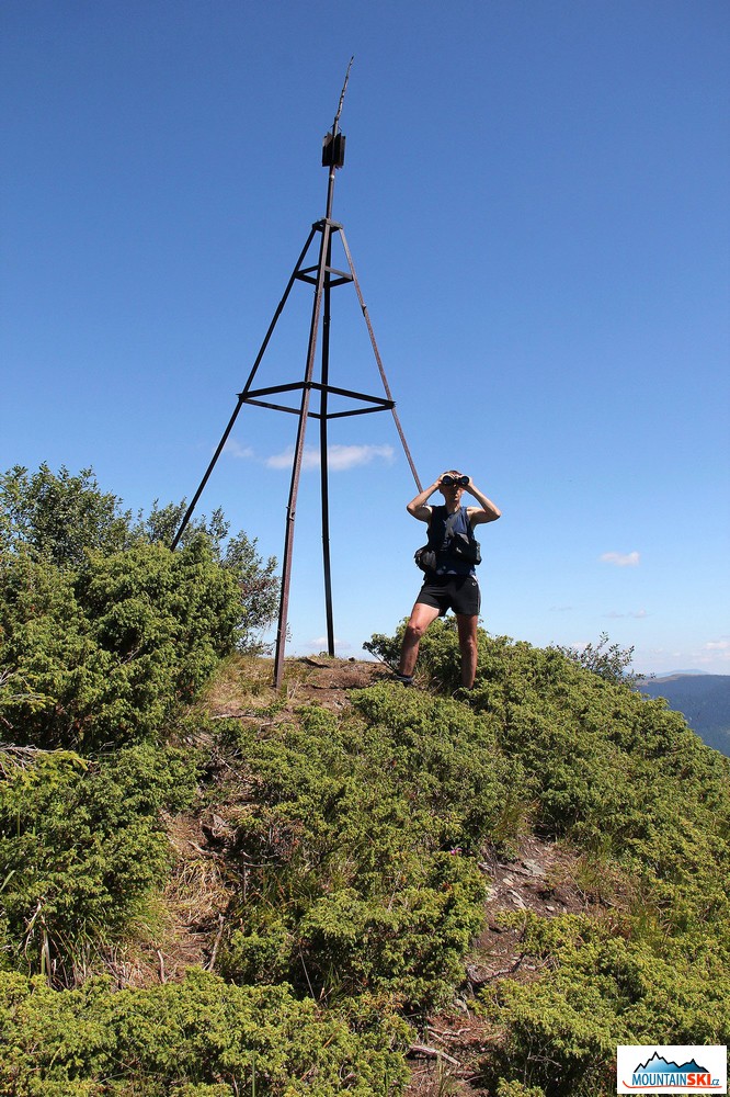 Vrchol 1780 m vysokého Petroše a Honza ve své nejtypičtější pozici s dalekohledem u očí