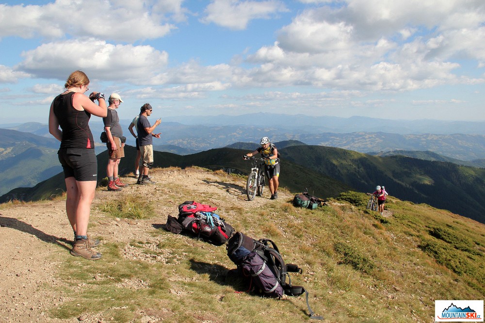 My jsme byli na Pop Ivanovi Maramurešském s velkými batohy, jiní si tam vytlačili kola – dolů je také tlačili