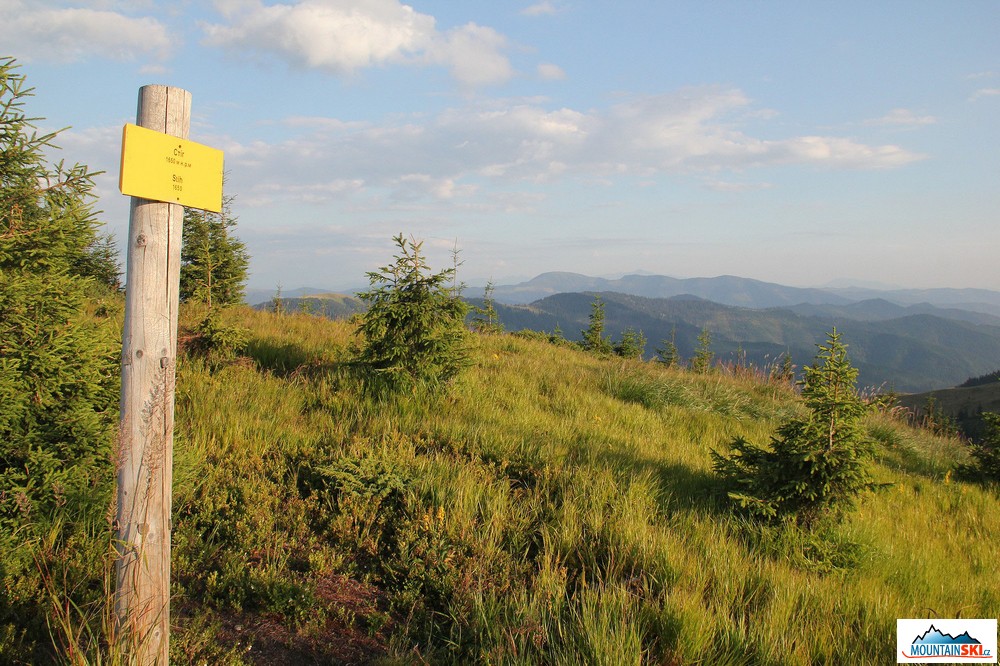 Bývalý trojhraniční vrchol Stoh – 1630 m, potkávalo se tady předválečné Československo, Polsko a Rumunsko, dnes je to hraniční vrchol mezi Rumunskem a ukrajinskými oblastmi Zakarpatí a Ivano-Frankivsk