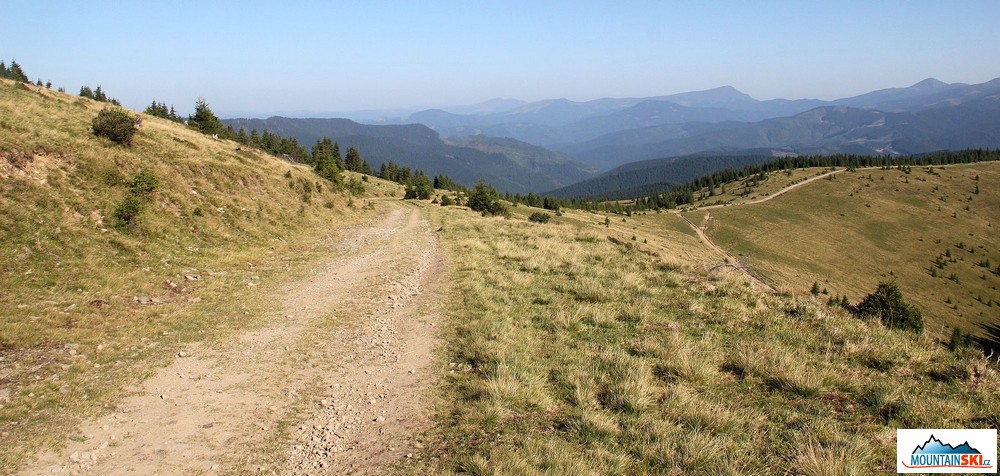 Na obzoru nejvíce vpravo Hoverla, kousek od ní doleva Petroš Černohorský
