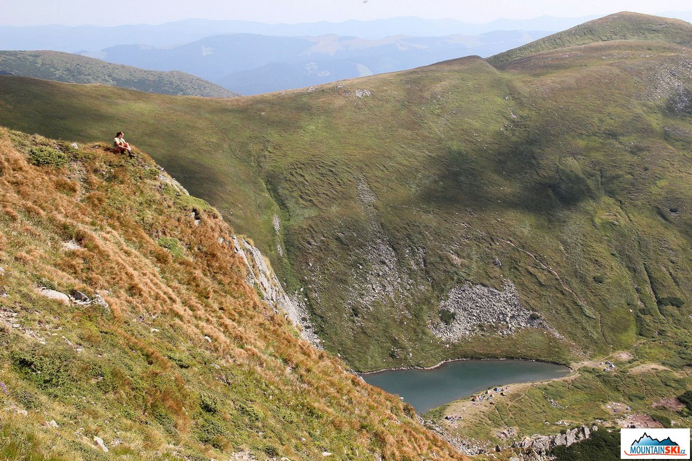 Výhled na horské pleso Brebeneskul (1800 m) ze svahů 2018 m vysokého vrcholu Hutyn-Tomnatyk