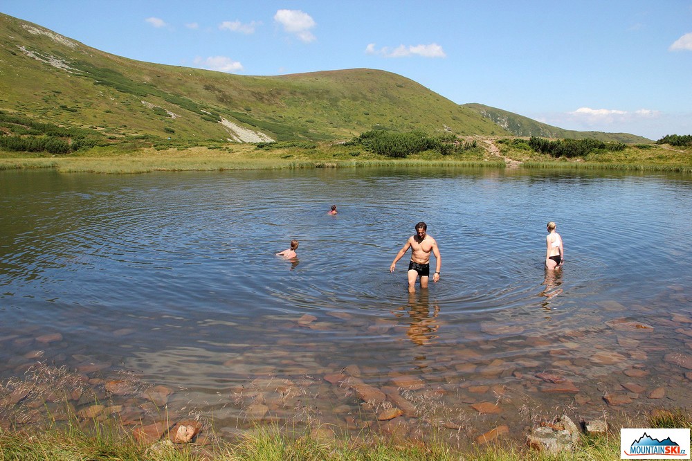 Horské pleso Nesamovite v polední přestávce