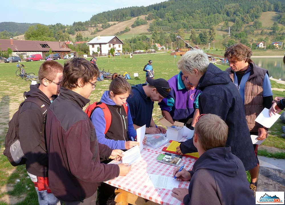 Registrace účastníků horolezeckého triatlonu – před devátou ráno ještě nebylo moc teplo