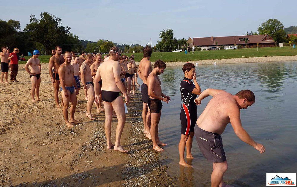 Příprava na start první disciplíny – plavání