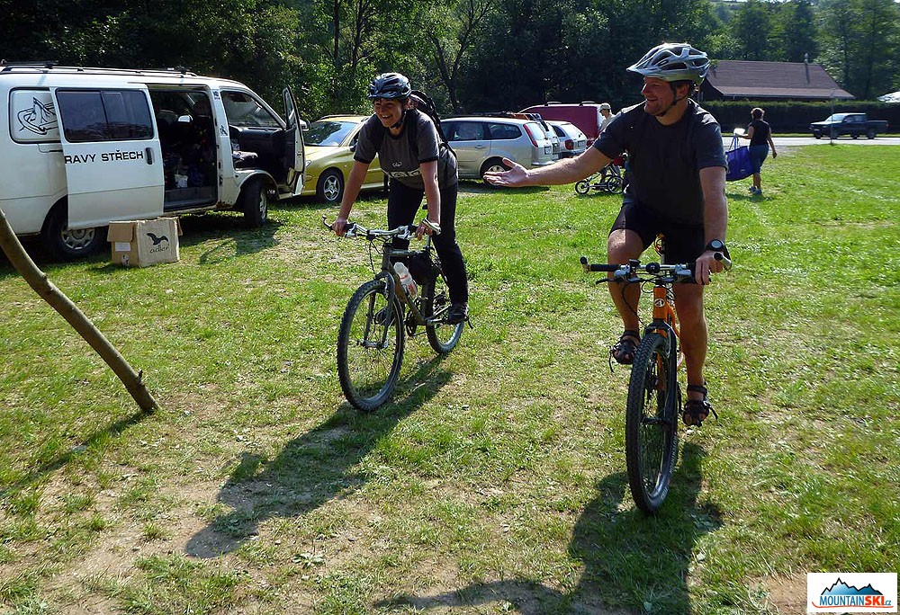 Uzavírací dvojice pořadatelů zakončuje cyklistickou část – Hřibka a Mesner