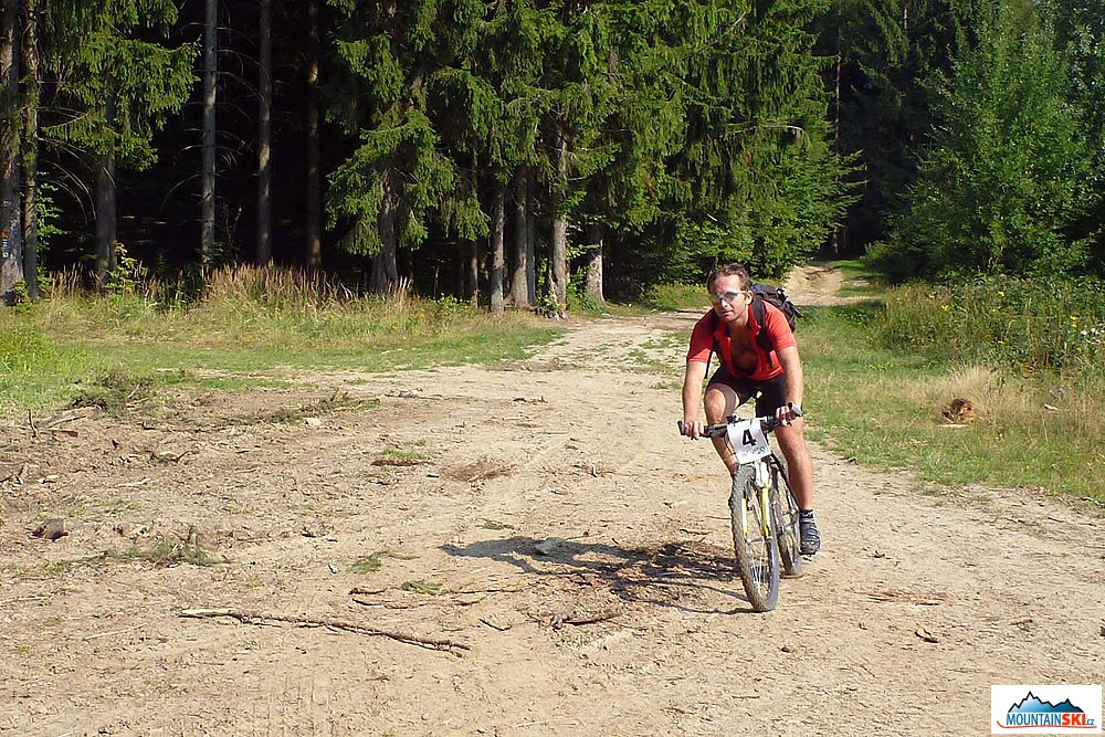 Před sjezdem bylo vhodné zapnout dres – neudělal jsem to, a proto mě poštípaly včely, kupodivu jsem nebyl sám…