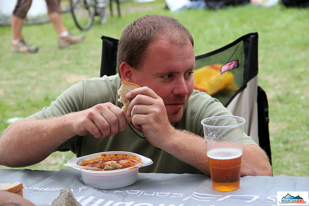 Každý závodník měl v rámci startovného nárok na guláš a jedno pivo