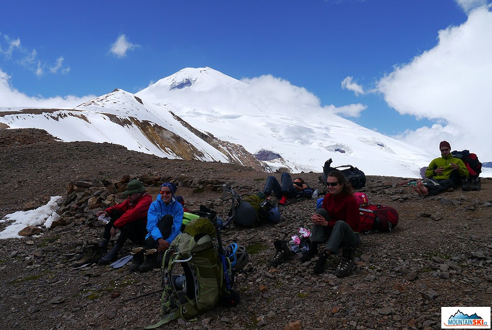 Odpočinok v sedle Irikchat – 3667 m, ešte stále s úsmevom, photo by Michal Kubíček