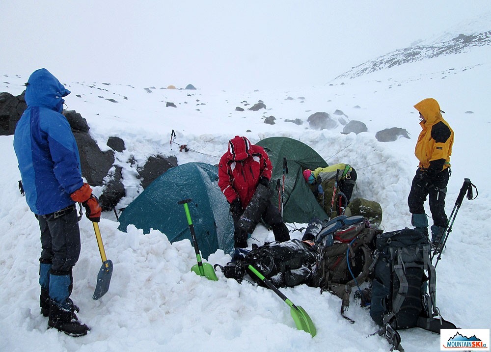 Úsmevy nám zmrzli – cca 4100 m