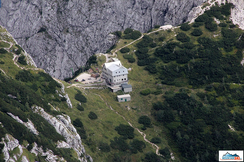 Cojzova koča trochu z nadhledu
