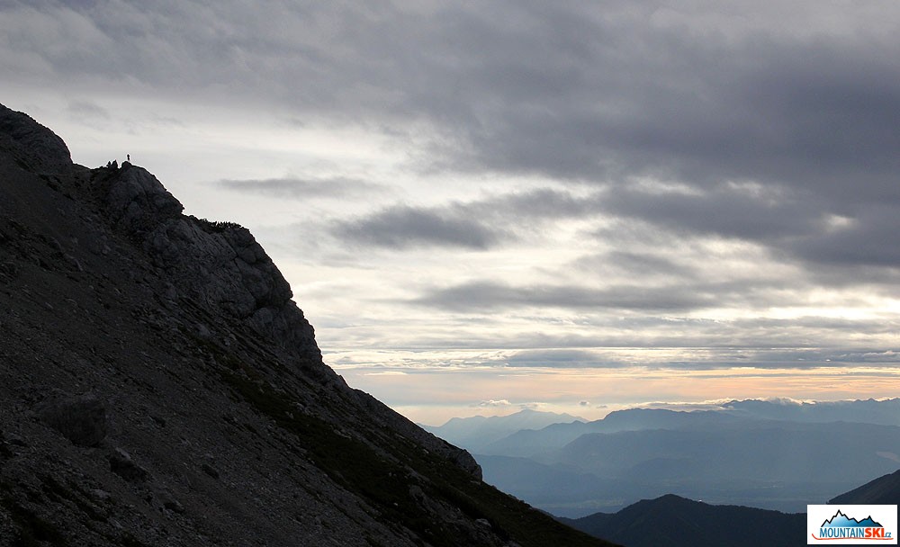 Čtyřčlenná česká skupina na vyhlídce nad dolinou