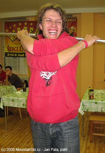 Brko si na to dokonce sundal i péřovou vestu