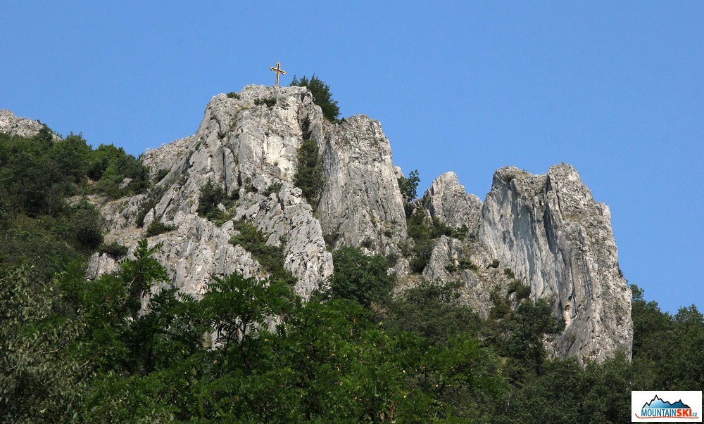 Jeden z křížů vypínajících se nad hlubokým kaňonem Matka