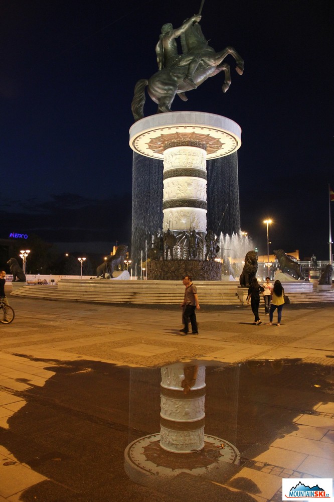 Obrovská fontána v centru Skopje, na koni sedí – modří již vědí