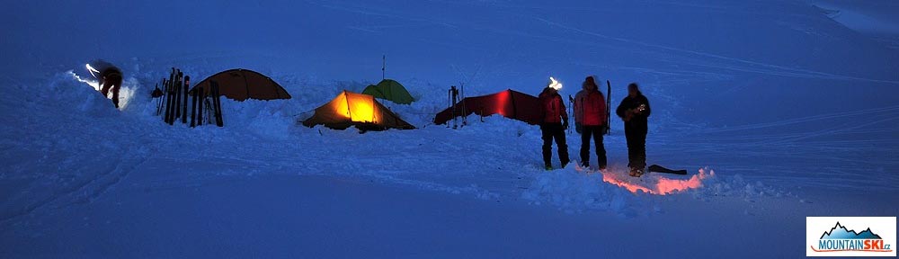 S čelovkami pod vulkánem Viljučinskij na Kamčatce v dubnu 2013, foto Jiří Kočara