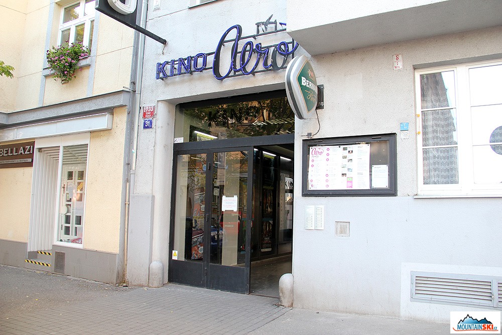 Nenápadný vstup do průchodu ke kinu Aero