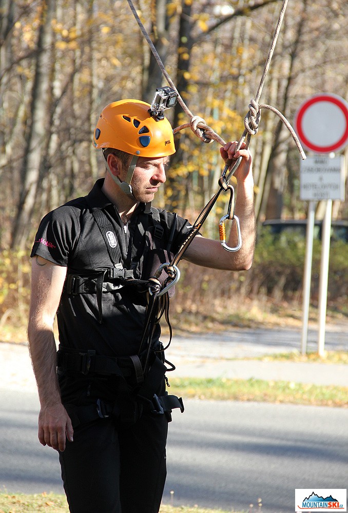 Připraven k záchraně paraglidisty ze stromu