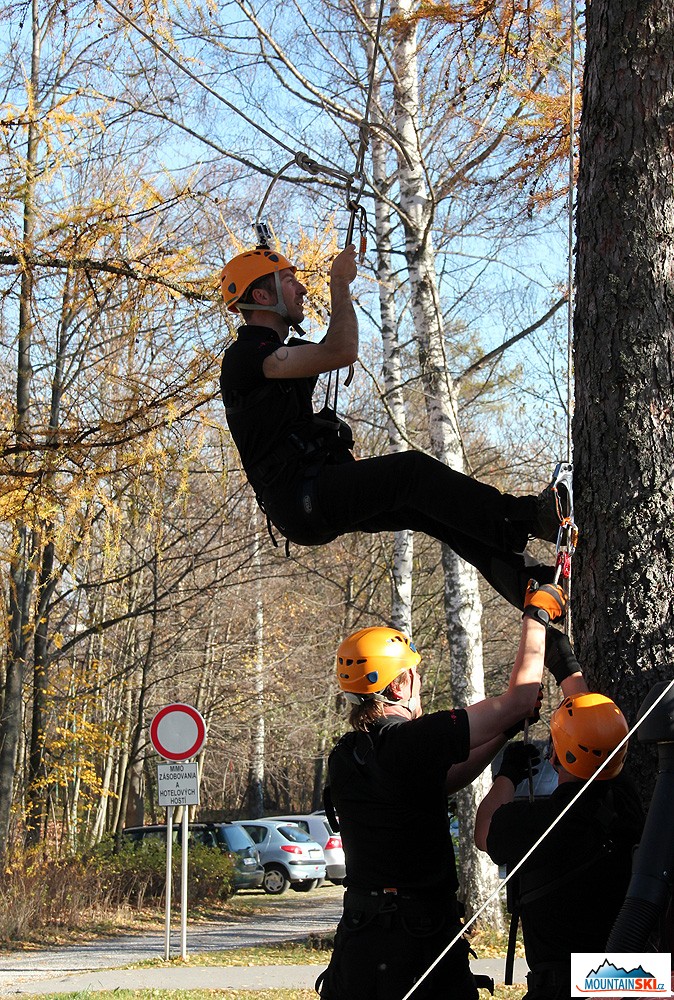 Rychlé vytažení záchranáře do výšky několika metrů na úroveň paraglidisty