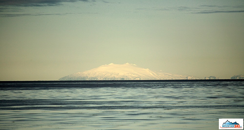 120 km z Reykjavíku vzdálená sopka pokrytá ledovcem Snaefellsjökull 1446 m