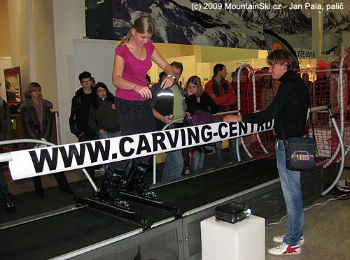 Největší lyžařský trenažer byl stále v obležení – Carving centrum , pohybový rozsah byl obrovský, víceméně až do polohy téměř vleže, ale z pár zkoušejících se do toho nikdo dostatečně neodvázal