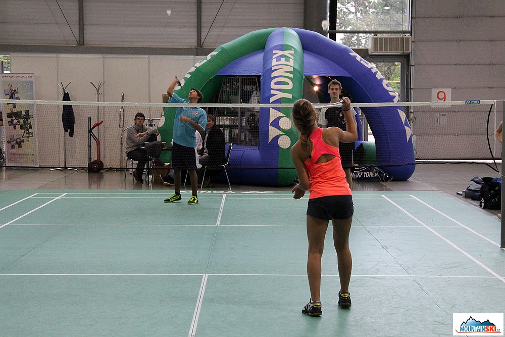 Ve výstavní hale předváděli brněnští vysokoškoláci různé sporty, mezi jinými i badminton