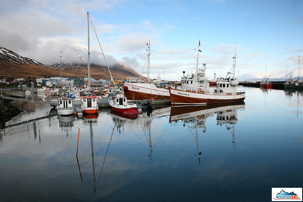 Přístav v islandské Mecce heliskiingu – Dalvík