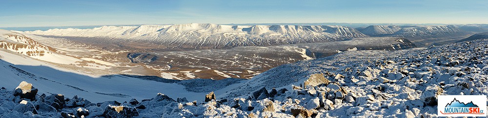 Lákavá avšak těžko dostupná oblast pro skialpinismus u městečka Grenivík